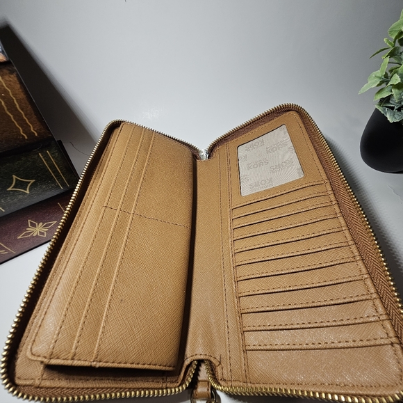 EUC Michael Kors Vanilla MK Monogram Travel Zip Continental Wallet / Wristlet - Picture 5 of 13
